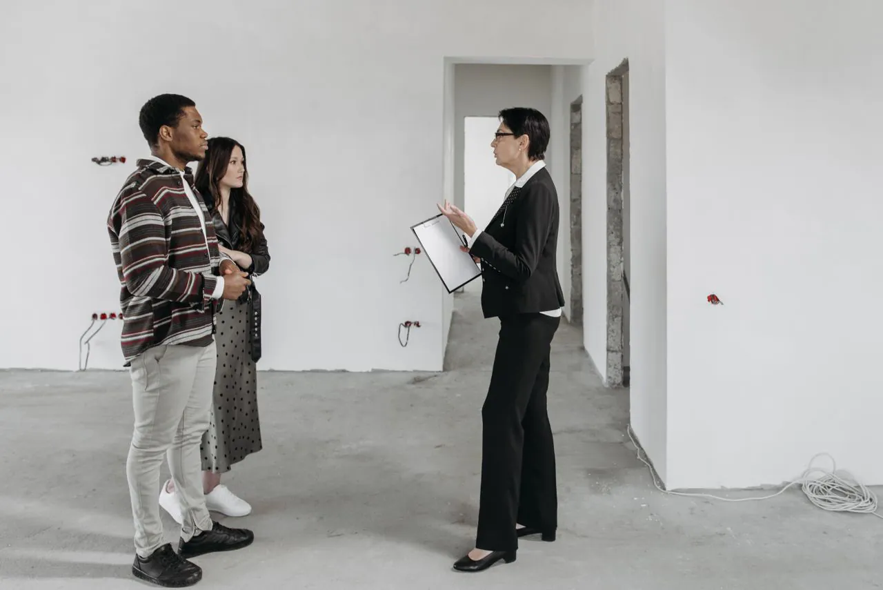 Visite d’un logement en travaux par deux acquéreurs et une professionnelle